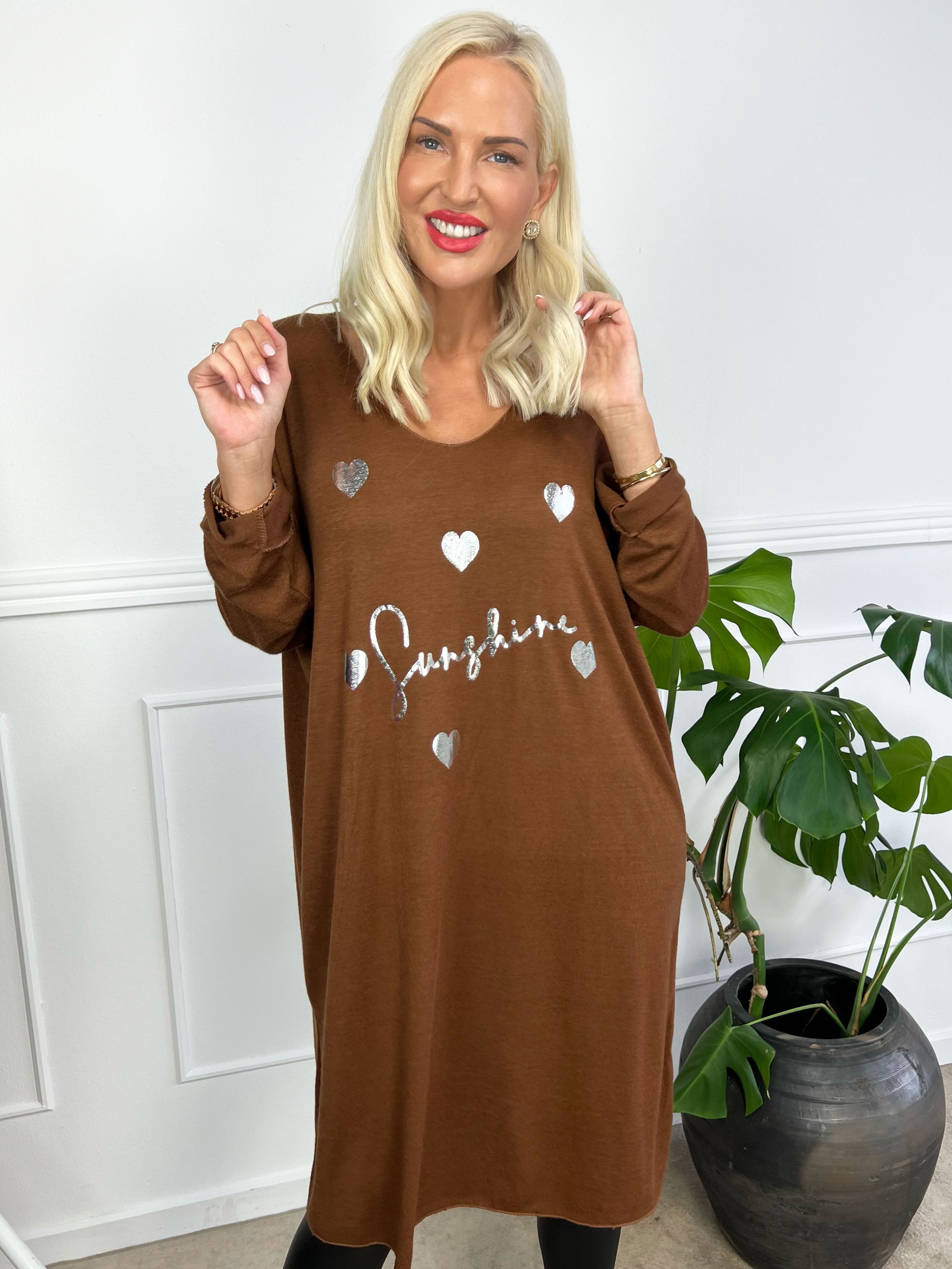 Lucia - Mjuk stickad klänning i viskos med tryck av silverhjärtan och text